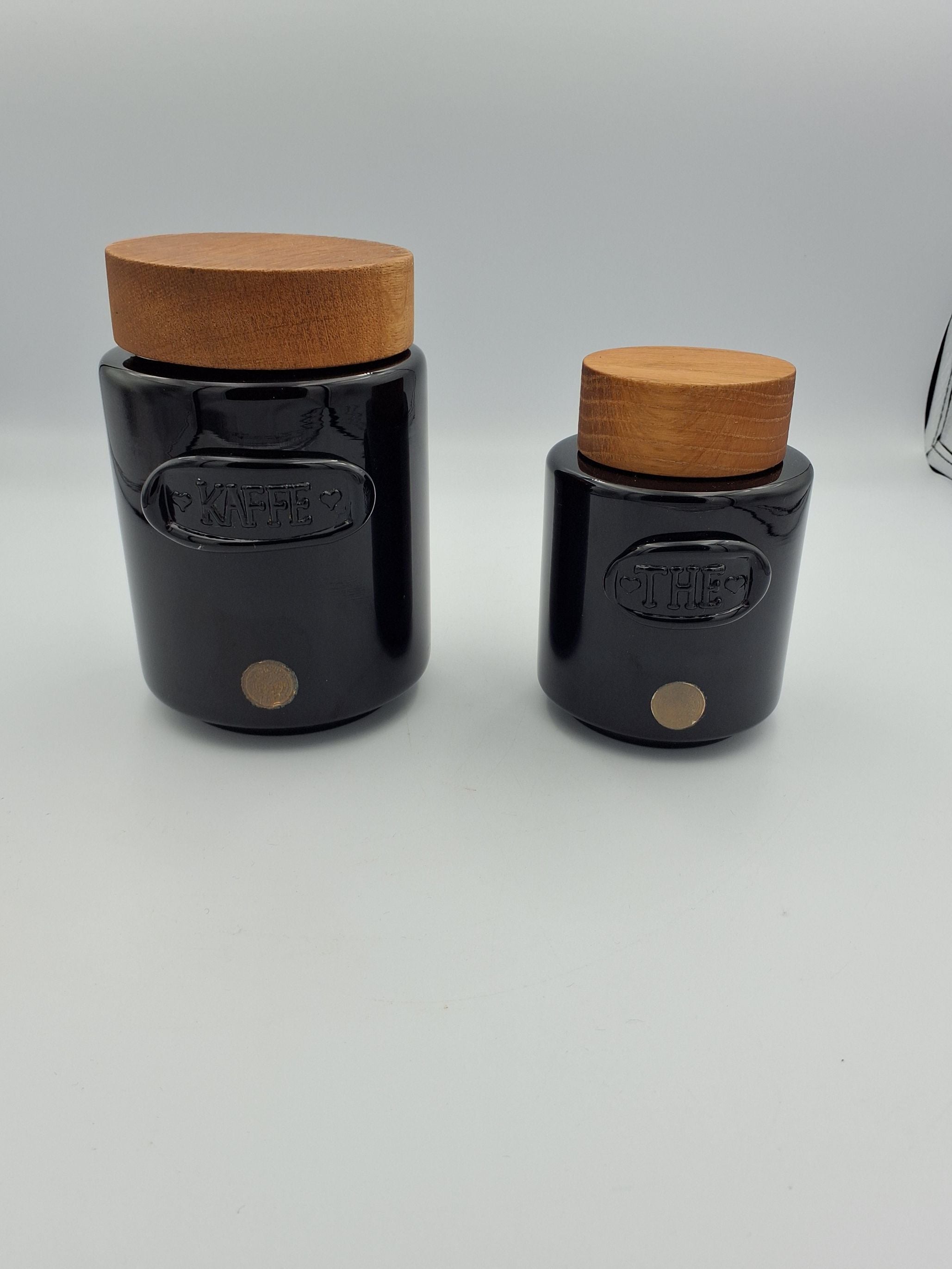 Palet sort kaffe og the krukker af Holmegaard